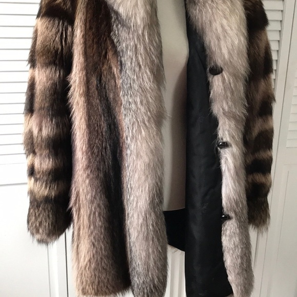Price firm FOUR SEASONS FUR CO. LTD Raccoon With Fox Trim Fur Coat - Picture 6 of 9